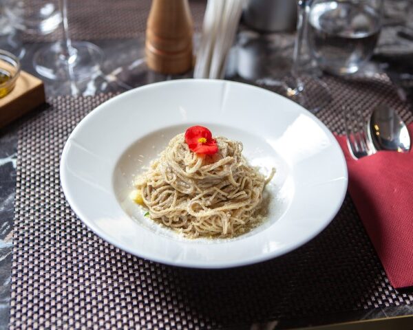 SPAGHETTI CU CREMA DE TRUFE