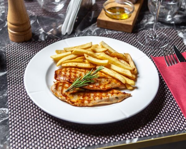 PIEPT DE PUI GRILL CU CARTOFI PRAJITI